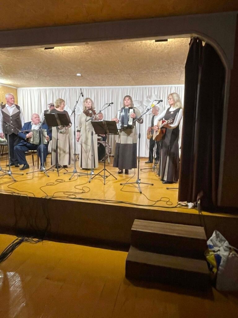 Akmenynų liaudiškos muzikos k 2apela ,,Akmenėlė’